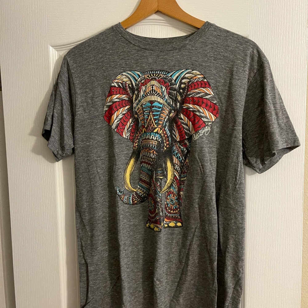 Men’s T-shirt.